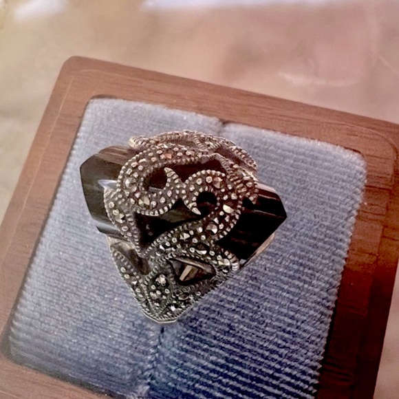 Vintage Black Onyx Filigree Swirl Setting. Caged stone Ring with Marcasite 925 - Picture 5 of 16